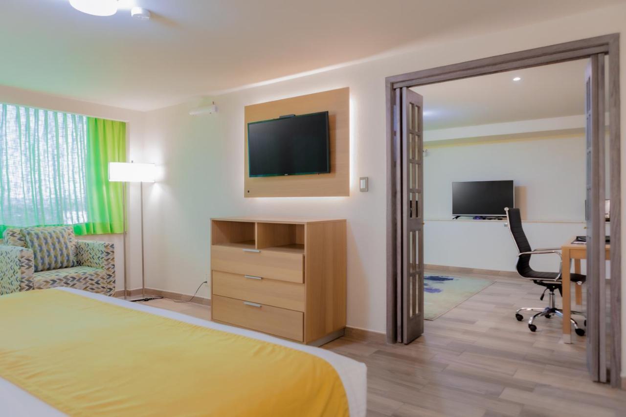 ควอลิตี้ อินน์ ปาชูกา Pachuca ภายนอก รูปภาพ A suite at the Holiday Inn Express in San Francisco